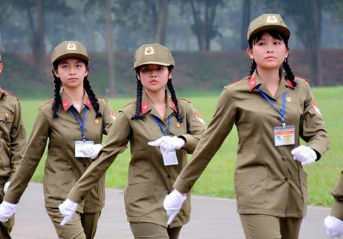 越南网友眼中的中国女兵,坚韧与力量的象征,越南网友视角下的中国女兵,坚韧与力量的典范