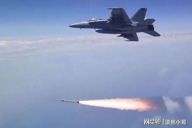 歼-11强势对抗F-18，空中力量的较量与对比，歼-11与F-18空中对决，力量较量与对比