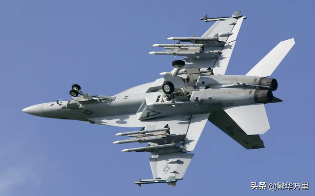 歼-15T与超级大黄蜂，两大空中巨无霸的优劣对比，歼-15T与超级大黄蜂，空中巨无霸的优劣对决