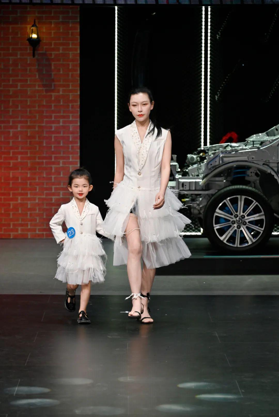 庆祝国庆节，回顾三军仪仗队的荣耀瞬间，庆祝国庆节，回顾三军仪仗队的荣耀时刻