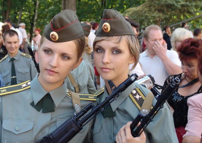 俄罗斯正在阅兵,展现国家力量与荣耀,俄罗斯盛大阅兵,彰显国家力量与荣耀时刻