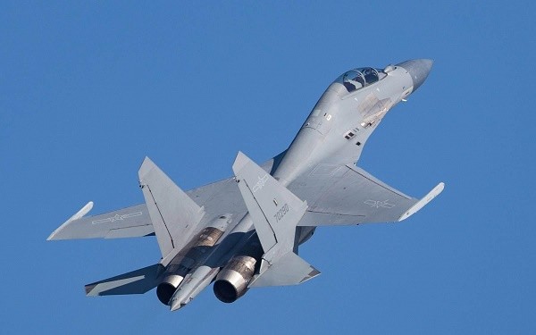 歼-16飞行员待遇,荣耀与责任并存,歼-16飞行员待遇,荣耀与责任同行