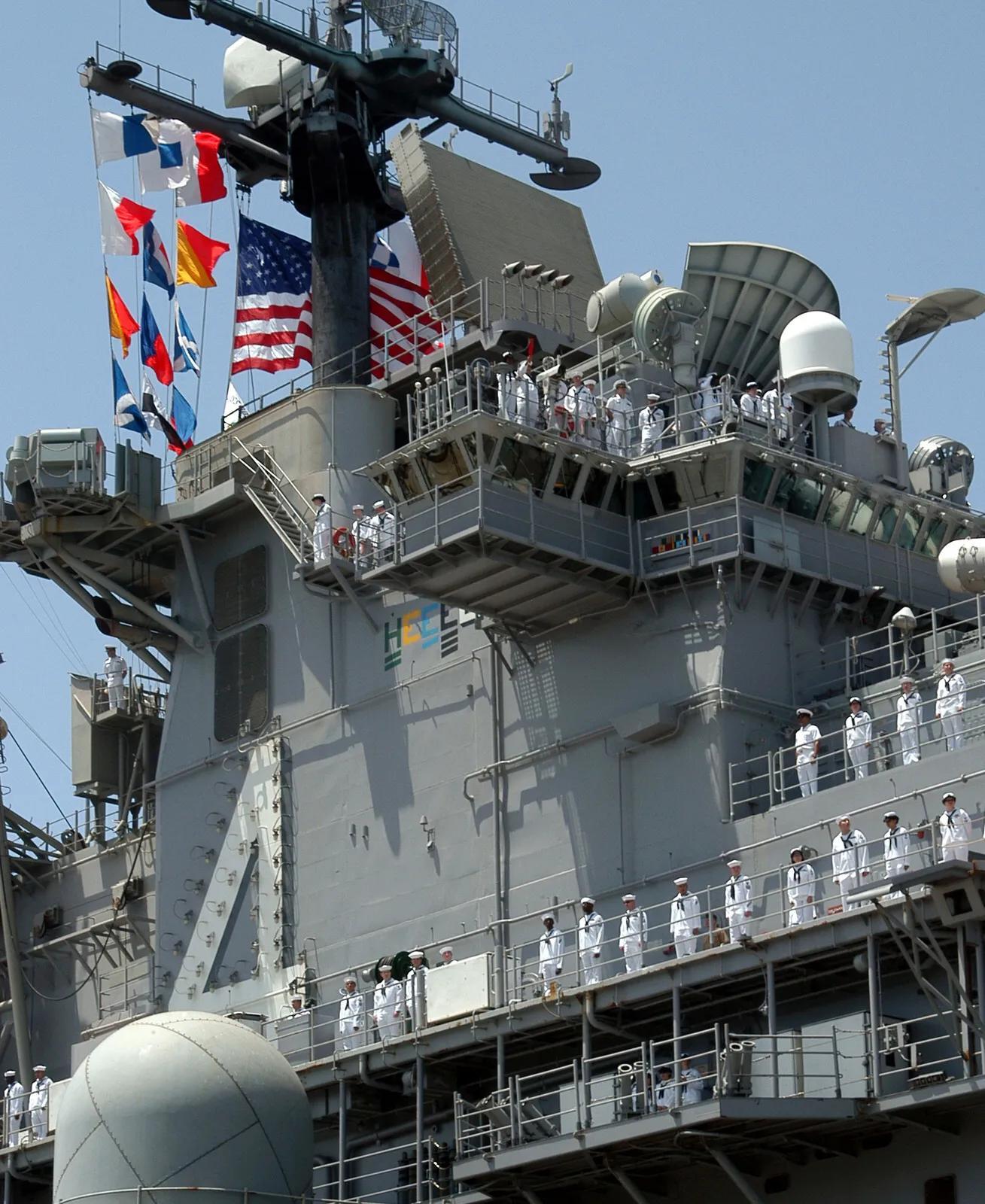 黄蜂级两栖攻击舰一号舰,现代海军力量的璀璨明珠,黄蜂级两栖攻击舰一号舰,现代海军力量的璀璨代表