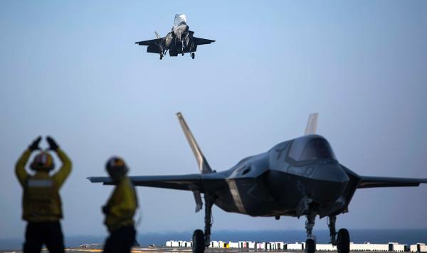 黄蜂级两栖攻击舰的战机搭载能力研究,黄蜂级两栖攻击舰战机搭载能力深度解析