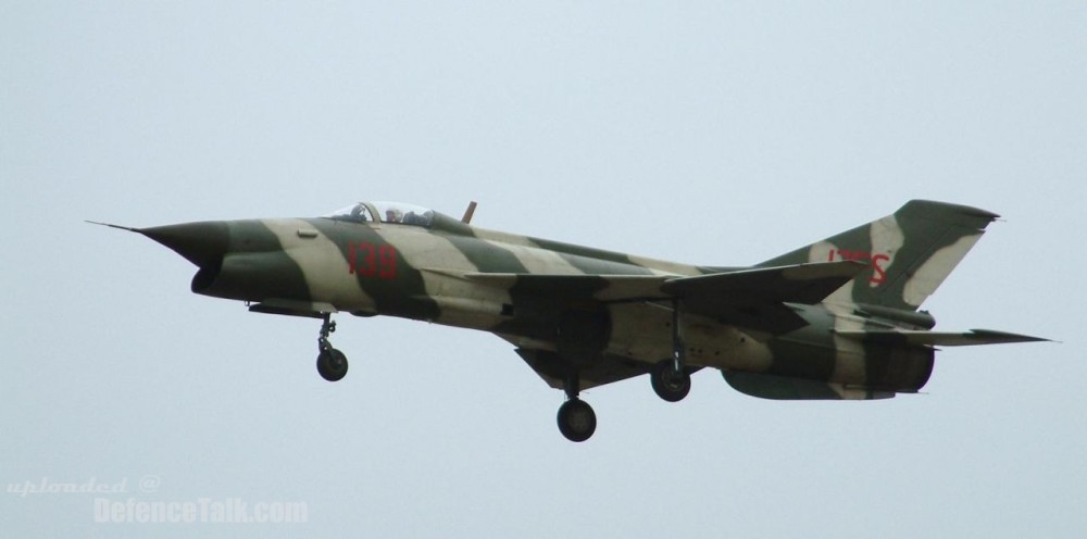 中国新型战斗机歼-16D的服役，空中力量的崭新篇章，中国歼-16D战斗机服役，空中力量迎来崭新篇章