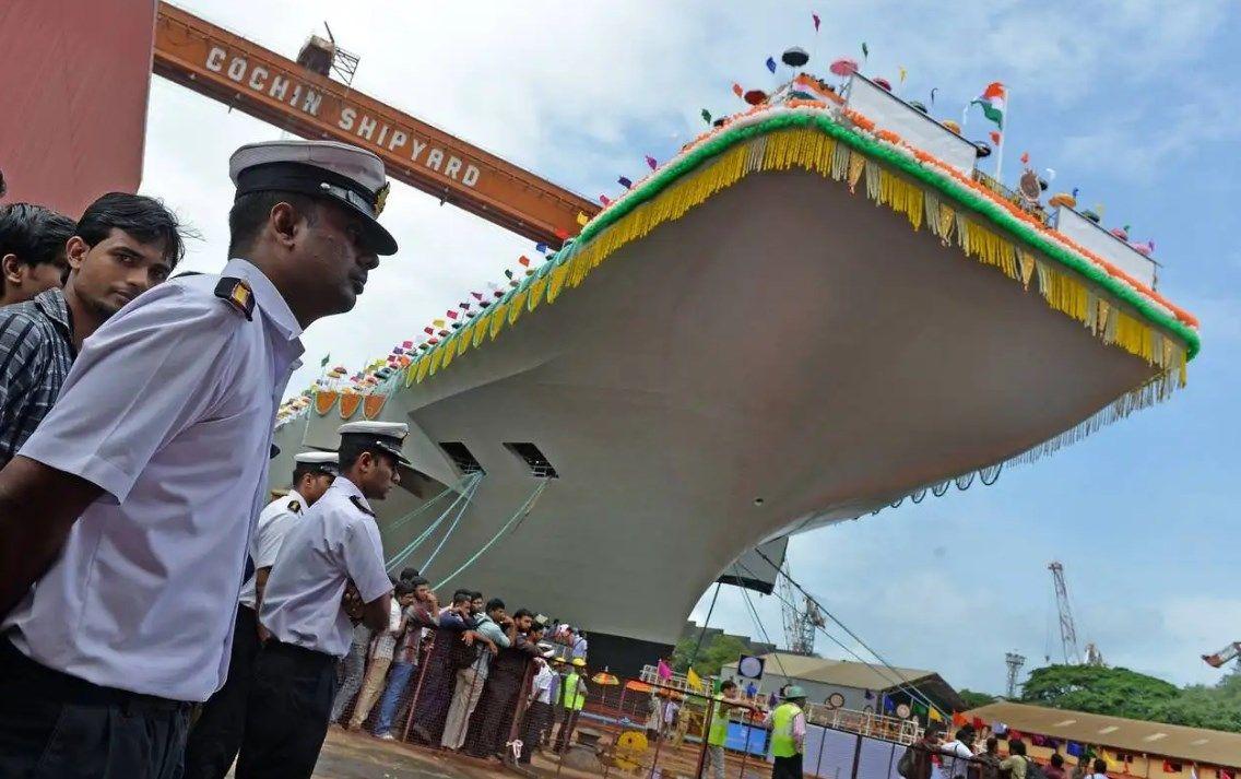 航空母舰可以飞上天吗?——对现代航母能力与局限的探讨,现代航空母舰的飞行能力与局限,能否腾空而起?