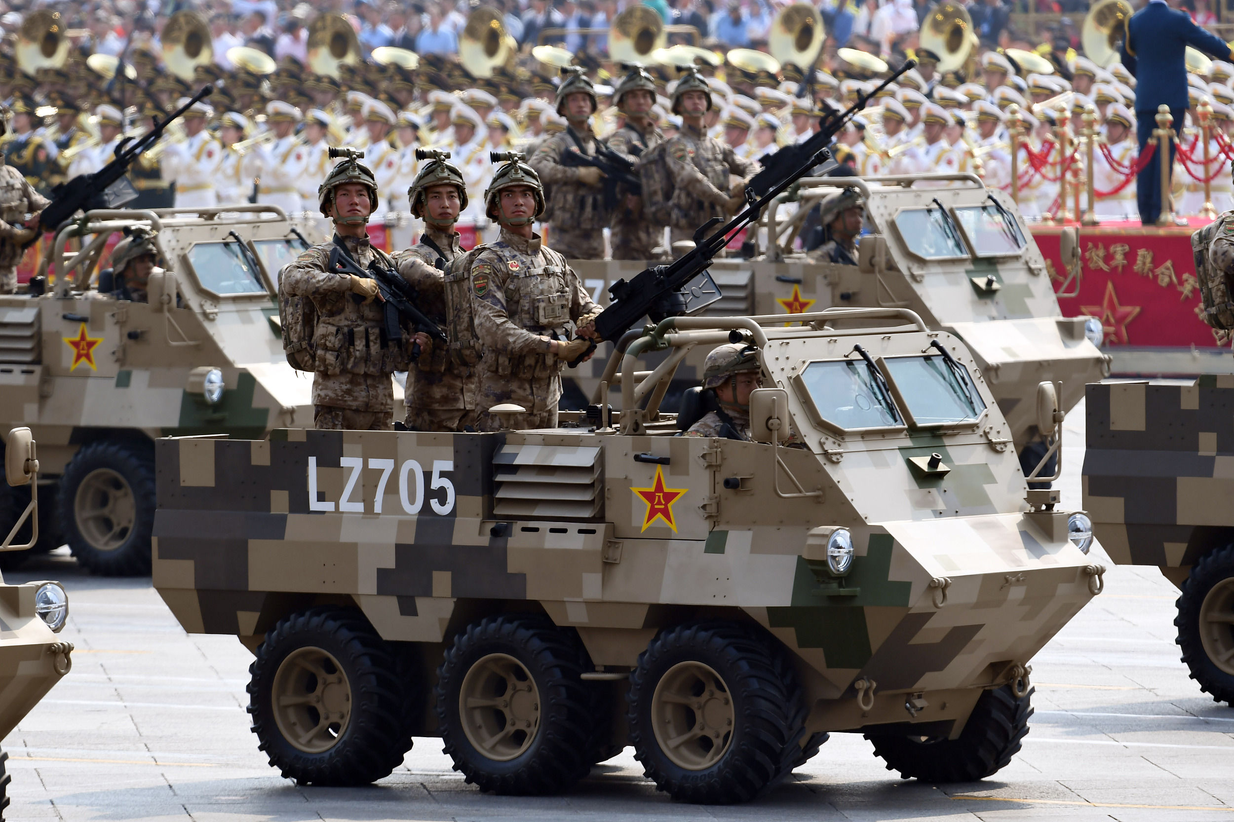 阅兵方阵里士兵们的全副武装，英勇无畏，展现国家力量，阅兵方阵展现国家力量，士兵全副武装，英勇无畏