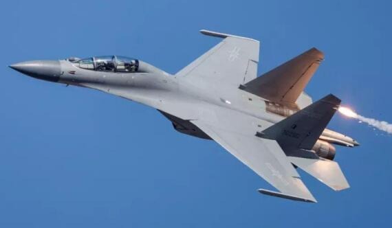 歼-10C与歼-16,空中巨龙的深度对比,歼-10C与歼-16,空中巨龙的全面对比解析