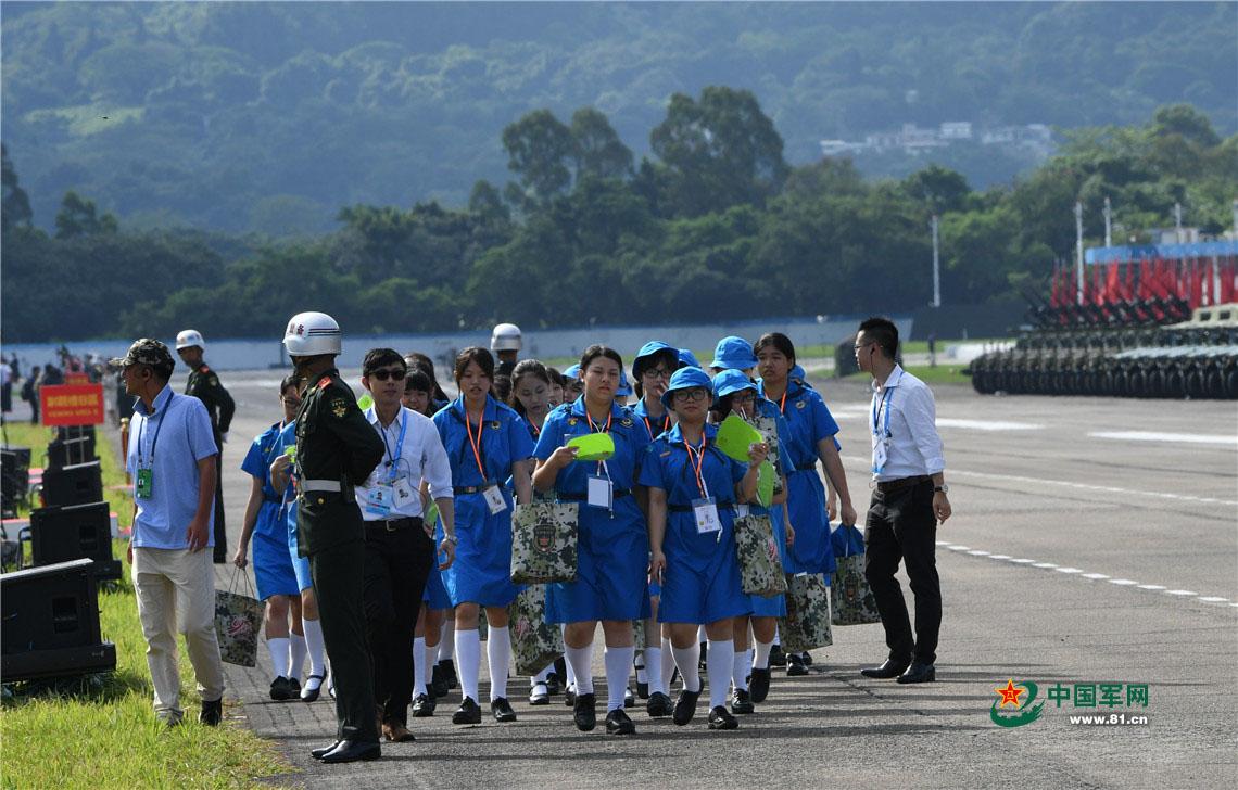 石岗军营里的树,图片中的故事与历史印记,石岗军营里的树,图片中的故事与历史印记揭秘