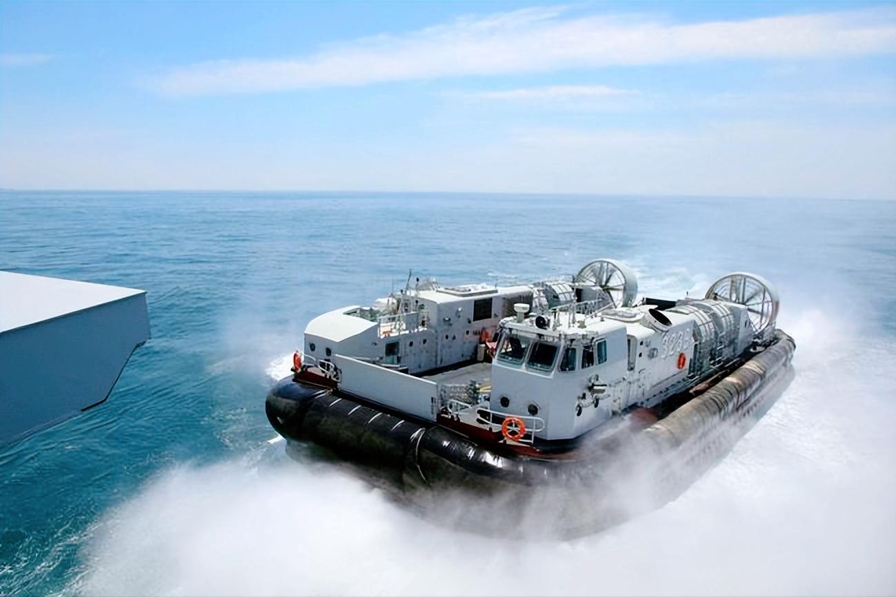 小型军用气垫船,未来战争中的新星,未来战争新星,小型军用气垫船亮相战场