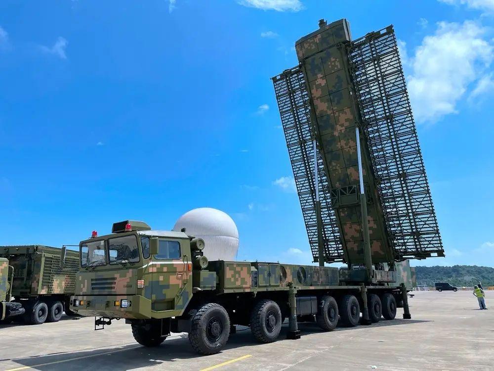 东风导弹家族的新成员，东风-21D导弹车的长度揭秘，东风导弹家族新成员揭秘，东风-21D导弹车长度曝光