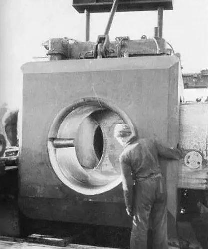 古斯塔夫巨炮开炮瞬间,历史与力量的完美结合,古斯塔夫巨炮震撼开炮瞬间,历史与力量的完美交融