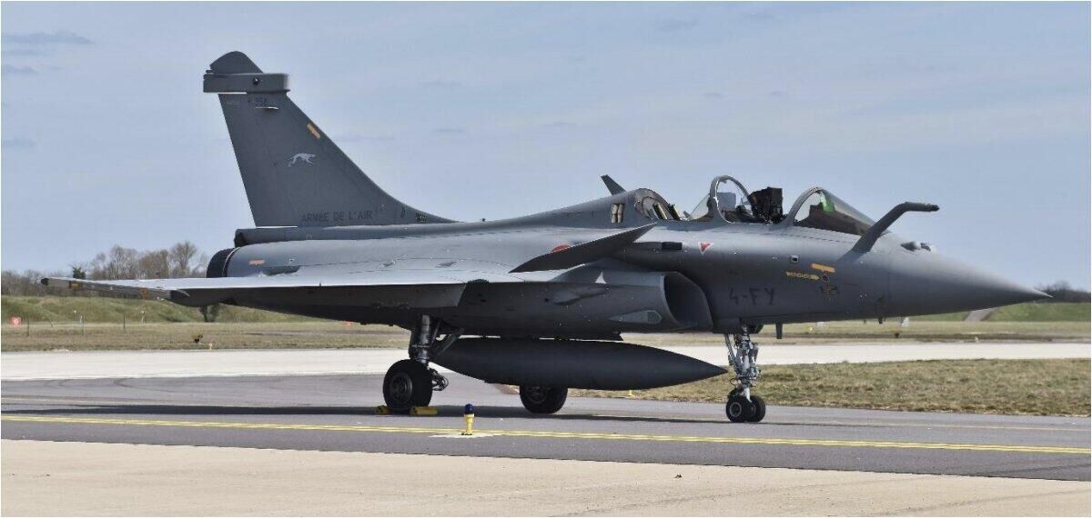 战斗机在农村上空来回飞行,战斗机农村上空巡逻飞行