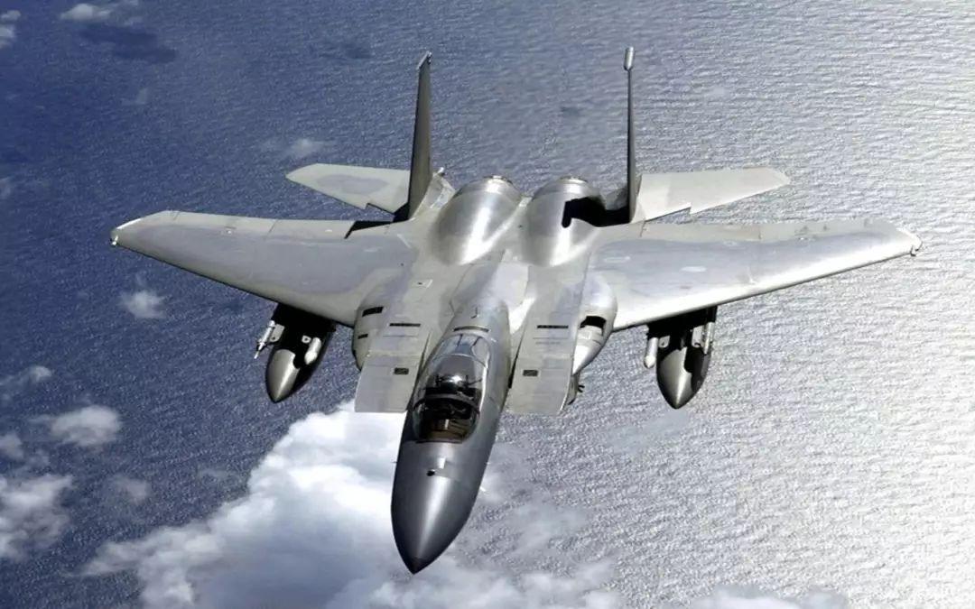 战斗机在农村上空来回飞行,战斗机农村上空巡逻飞行