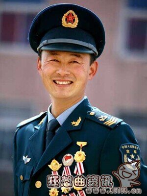 志愿兵与士官的区别,军队中的不同角色与职责,志愿兵与士官差异解析,军队中的不同角色与职责概述