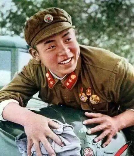 志愿兵与士官的区别,军队中的不同角色与职责,志愿兵与士官差异解析,军队中的不同角色与职责概述