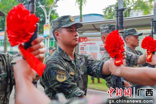 老兵打新兵图片,反思、理解与和解的呼唤,老兵打新兵现象背后的反思,理解与和解的呼声