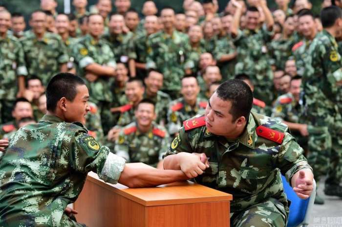 老兵打新兵图片,反思、理解与和解的呼唤,老兵打新兵现象背后的反思,理解与和解的呼声