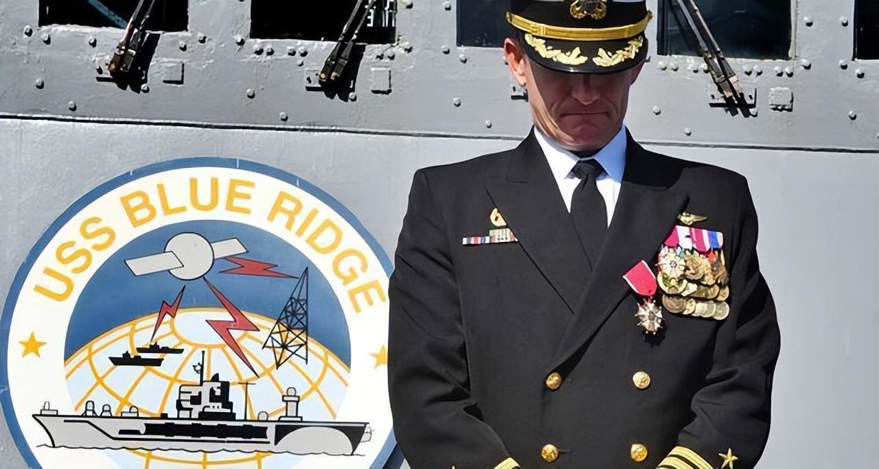 航空母舰舰长,职责与地位的深度解析,航空母舰舰长的职责与地位深度剖析