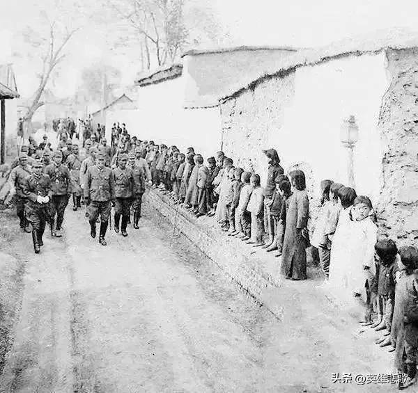 军刀礼与指挥刀，刀剑之间的荣耀与责任，军刀与指挥刀，荣耀与责任的交织