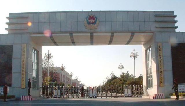 中国人民武装警察部队特种警察学院培养出的学员，是否为公务人员？，中国人民武装警察部队特种警察学院学员身份解析，是否为公务人员？