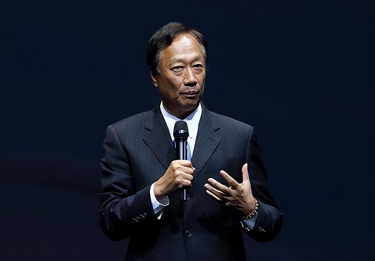 俄军轰炸机对机场的连续五次攻击，揭示背后的深层原因与影响，俄军轰炸机连续五次攻击机场，深层原因与影响揭秘