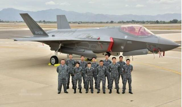 歼-20战斗机飞行员工资概览,歼-20战斗机飞行员工资概览,揭秘高薪背后的荣耀与挑战