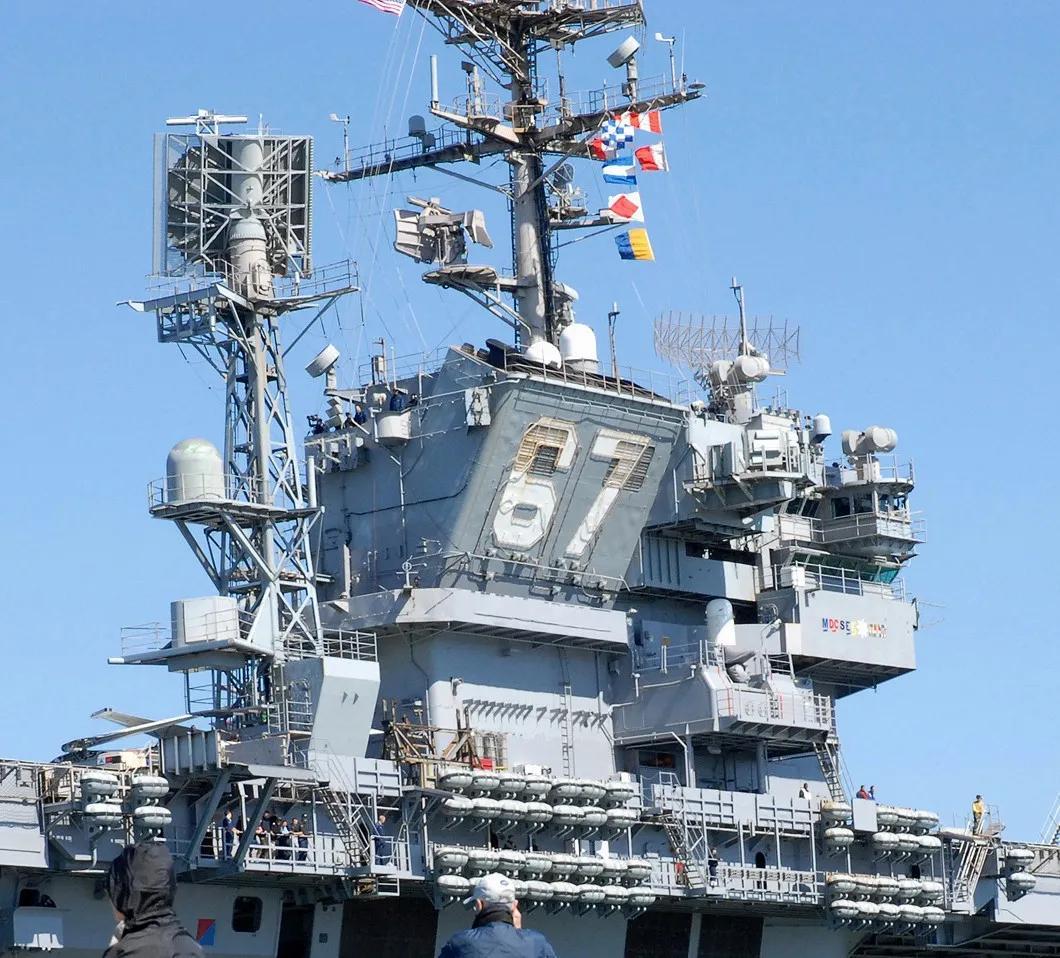 航空母舰，强大的海上霸主与战斗力量的象征介绍及图片展示，航空母舰，海上霸主与战斗力量象征的详细介绍及图片展示